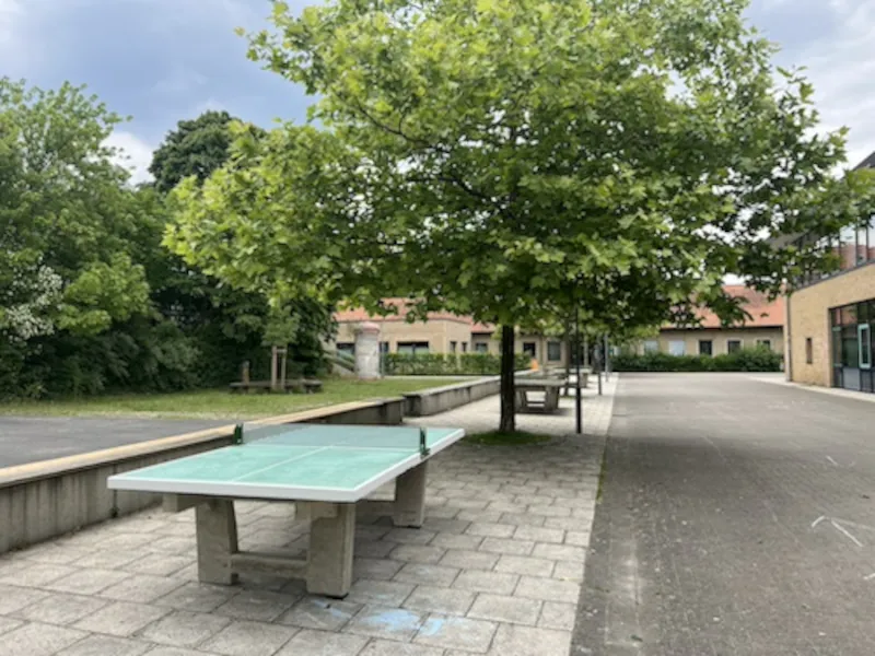 Tischtennisplatten / Förderverein HG tischtennisplatten-auf-schulhof-foerderverein-humboldt-gymnasium-gifhorn
