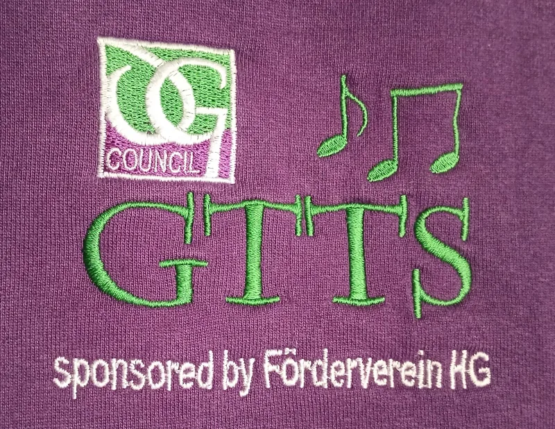 logo-des-gtts-chors-des-humboldt-gymnasiums-gifhorn-lila-hintergrund-gruener-schriftzug-mit-noten-weißer-text-sponsored-by-foerderverein